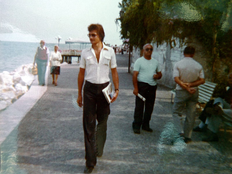 So eng war das Hemde. Damals. In Torri del Benaco am Gardasee 1976