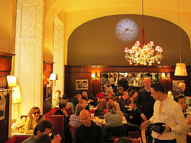 Im Café Diglas in Wien