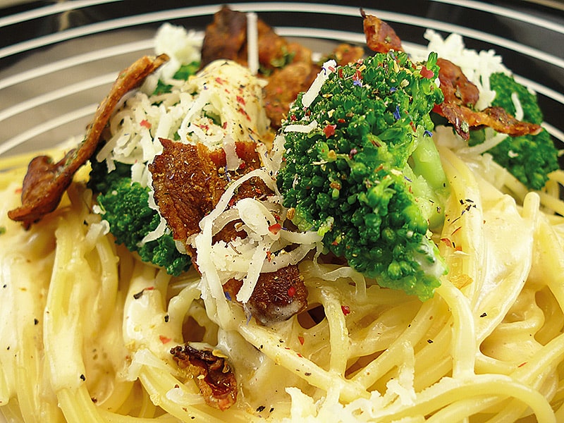 Spaghetti mit Kräuterspeck und Brokkoli
