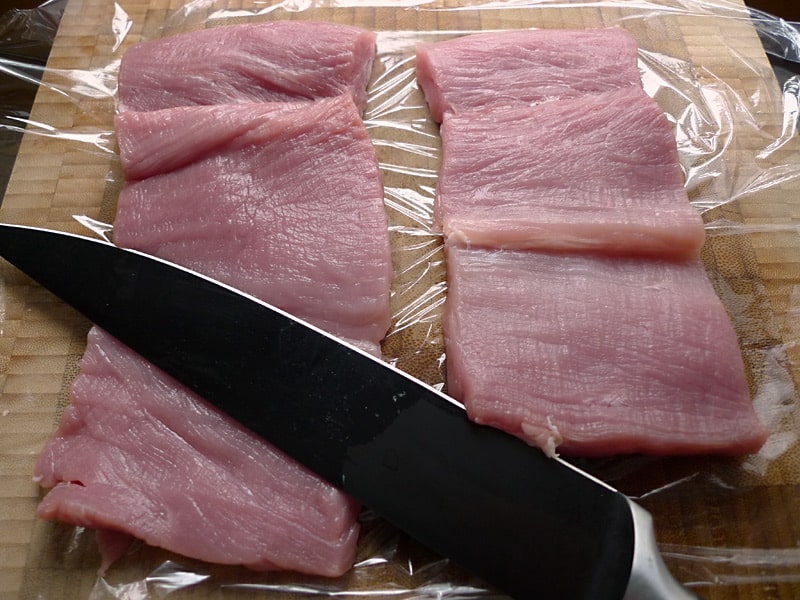 So wirds gemacht: Für die gefüllte Schweinelende zuerst das Fleisch flach schneiden.