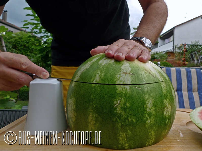 So kann man die Melone gerade abschneiden
