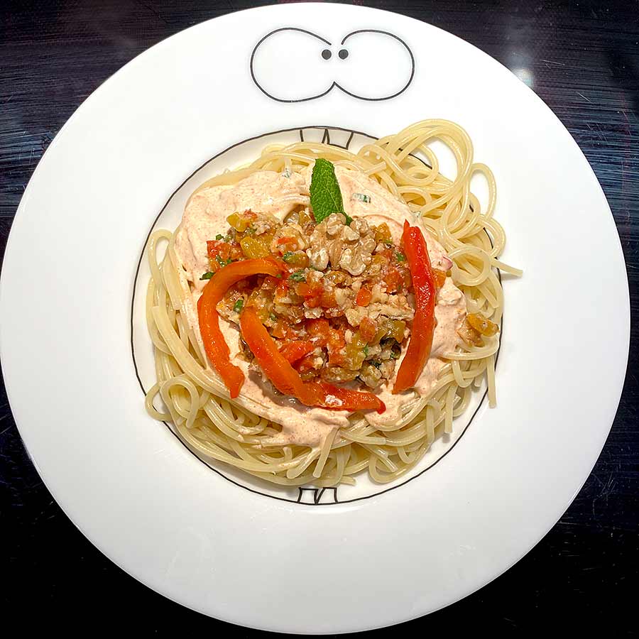 Spaghetti mit Minzjoghurt, Paprika und Walnusspesto