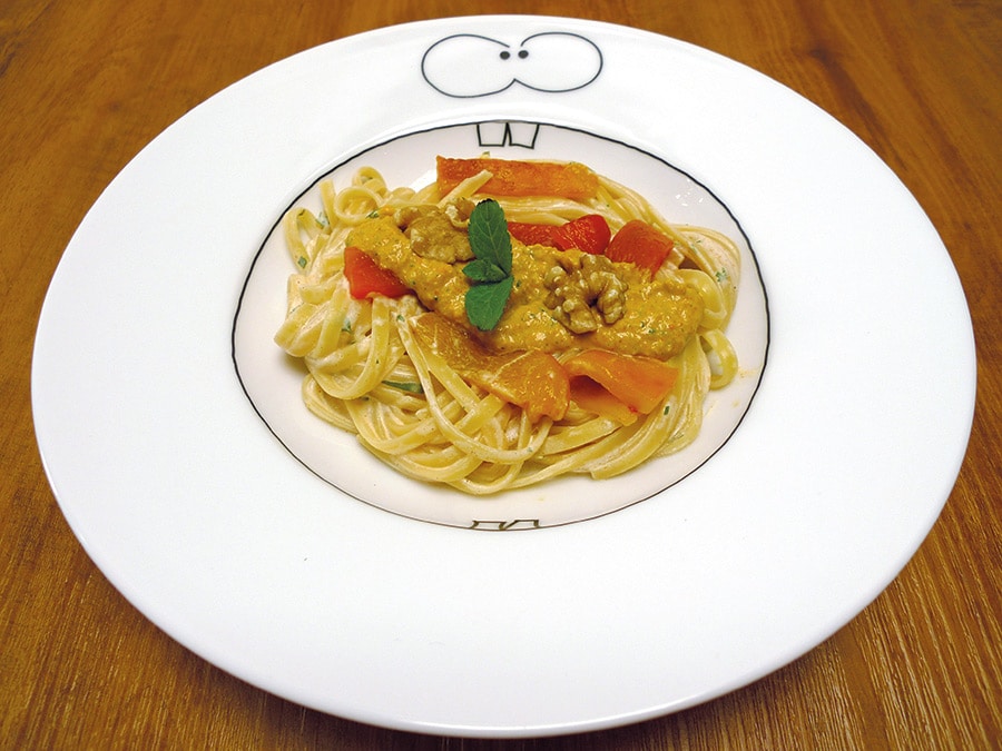 Spaghetti mit Minzjoghurt, Paprika und Walnusspesto