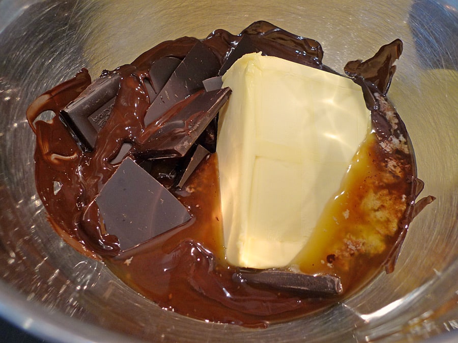 Schokolade mit der Butter in eine kleine Metallschüssel geben