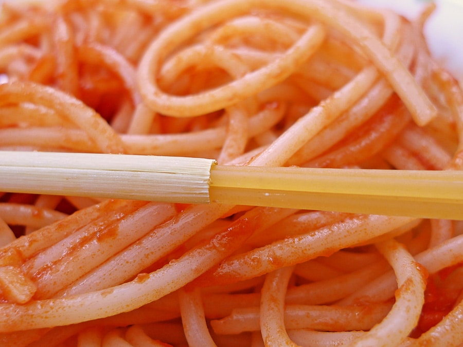 Nur ein Stilleben für die Kamera: trockene Spaghetti im Zitronengras