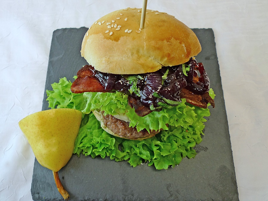 Burger mit Zwiebelmarmelade, Gorgonzola, Birne