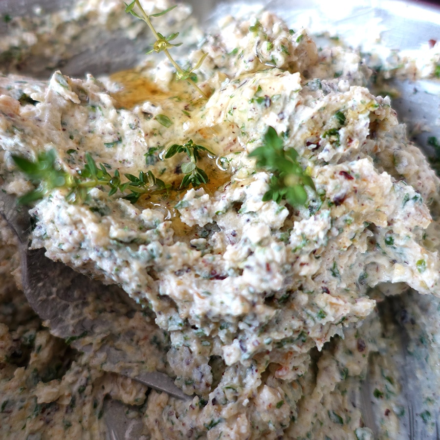 Ziegenfrischkäse im Strudel-Teig, dazu lauwarmer Paprika-Salat