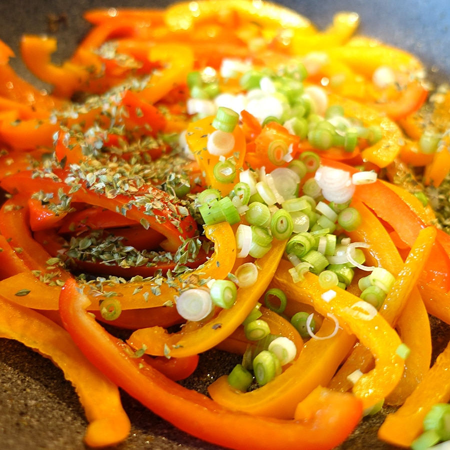 Paprika-Salat mit Ziegenfrischkäse im Strudel-Teig