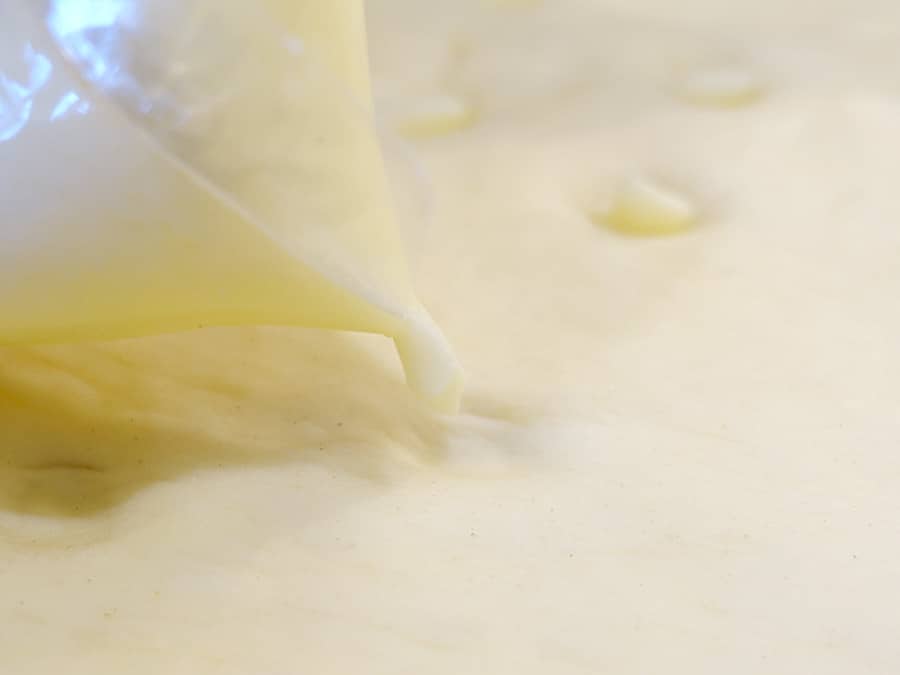 Die Butter-Puderzucker-Mischung in eine Plastiktüte füllen und eine Ecke aufschneiden.