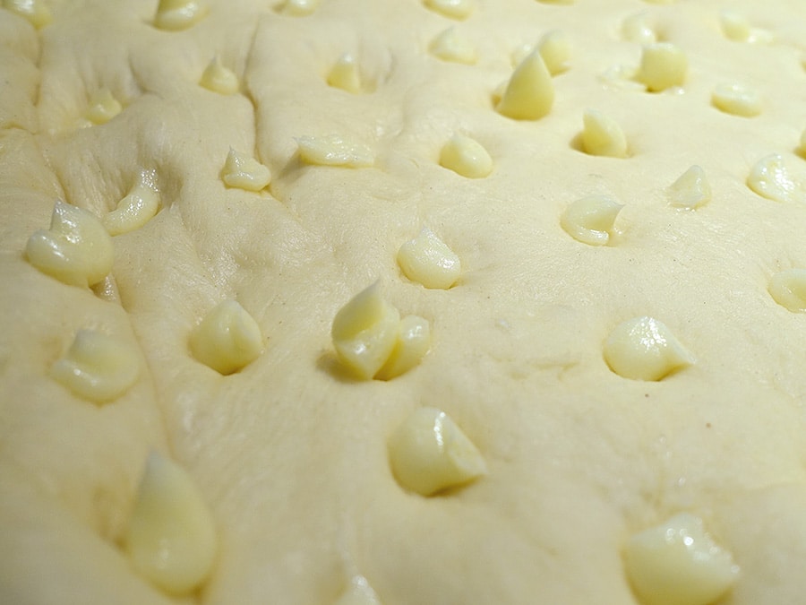 Die Butter-Puderzucker-Mischung in die eingedrückten Vertiefungen spritzen