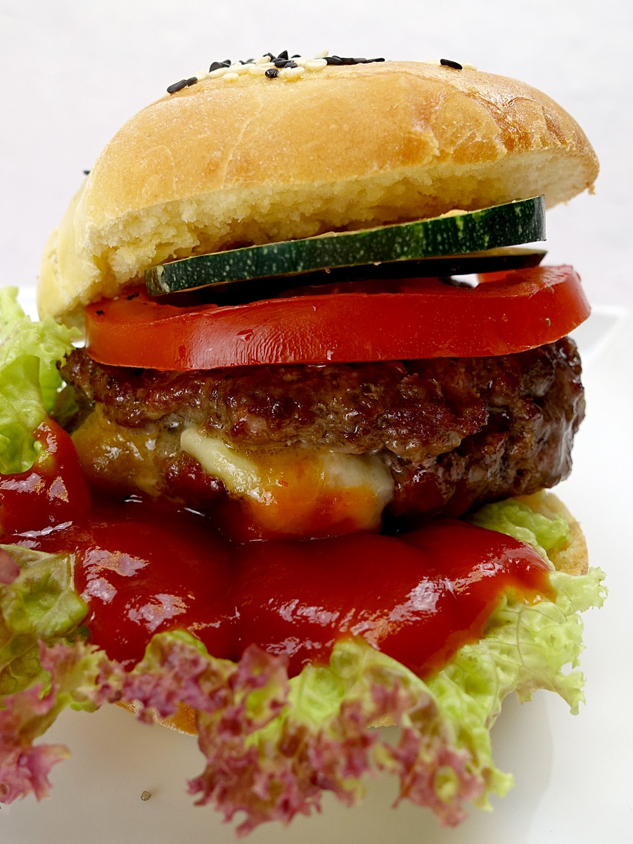 Gewinnspiel: Saucen Paket von Thomy - Ein Burger mit Käse gefüllt ist auch ein Cheeseburger