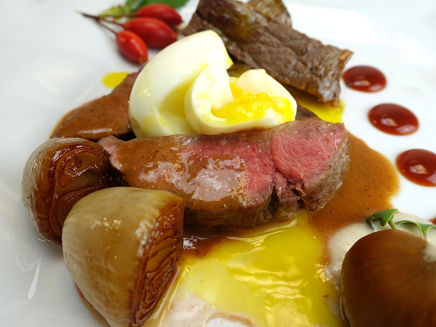 Hagebutten-Konfitüre zum Steak mit Maronencreme und Ei