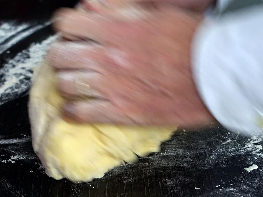 Hefeteig muss trotz der Küchenmaschine am Schluss von Hand geknetet werden