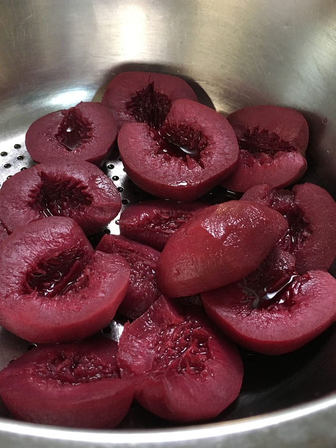 Die roten Weinbergpfirsiche werden geschält und eingekocht um sie übers Jahr haltbar zu machen. - Weingartenpfirsich