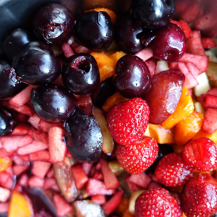 Obstsuppe / Fruchtsuppe mit Früchten der Saison