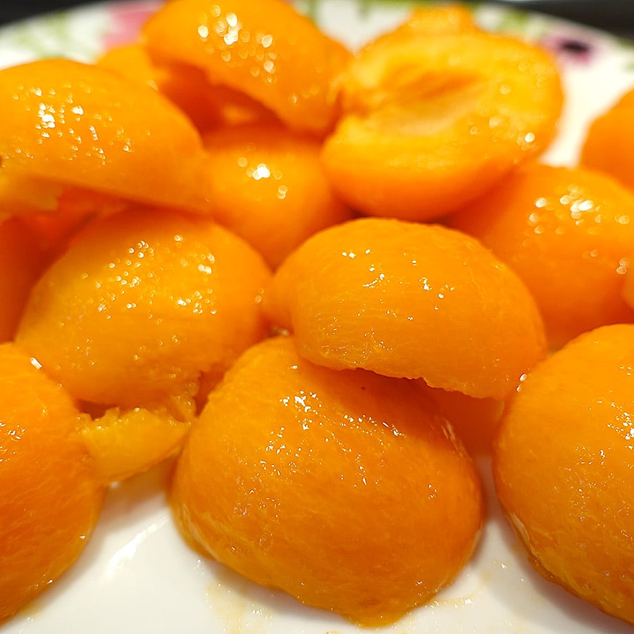 Aprikosen gehäutet. Kommen auch in die Bonfortionöse Obstsuppe mit Früchten der Saison