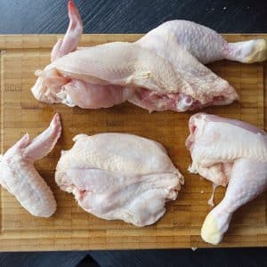 3) den frischen Hahn oder das Huhn zerlegen