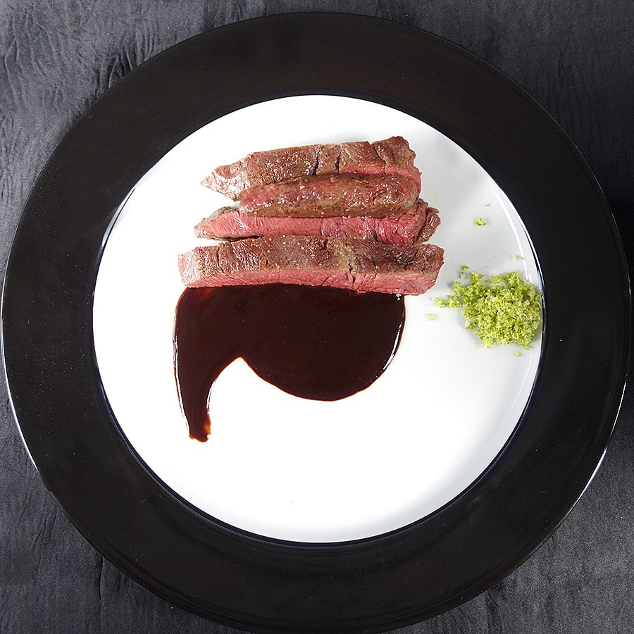 Flat Iron Steak mit Portwein-Reduktion auf dem Teller