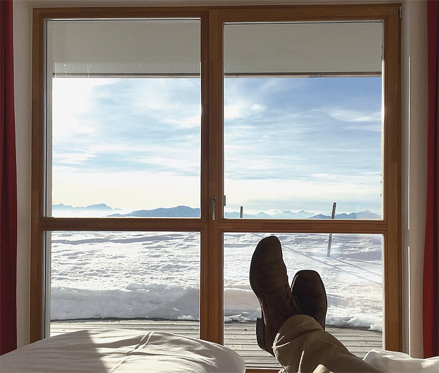 Panoramablick aus einem Bett des Alpinhotels Pacheiner. Nur die eigenen Füße sind im Weg