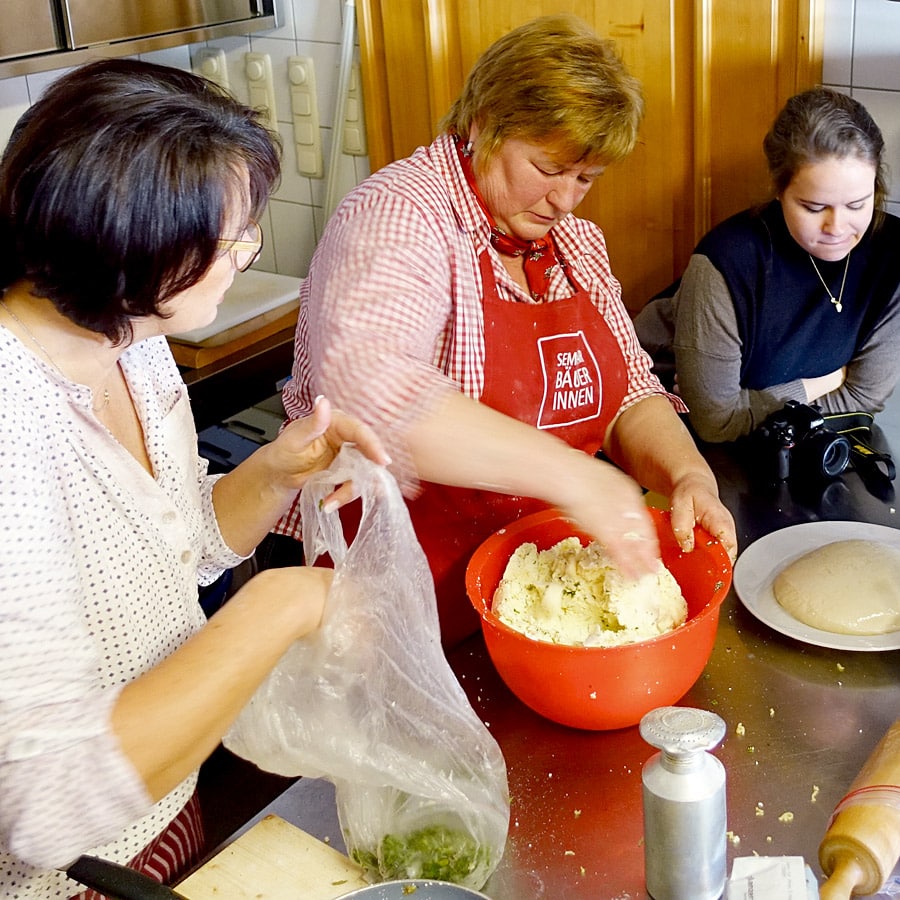 Die Topfen-Kartoffelfüllung wird von der Seminarbäuerin geknetet