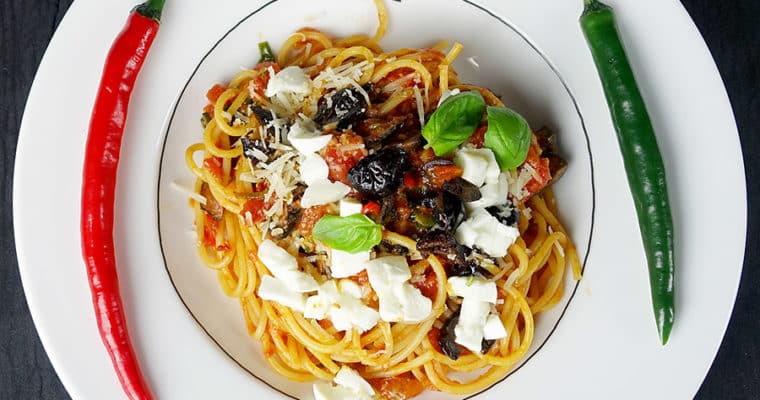Spaghetti mit Oliven und Mozzarella