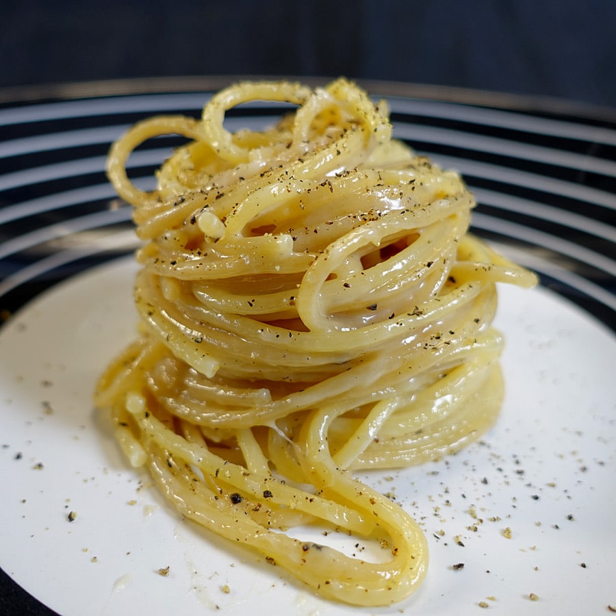 Spaghetti mit Pecorino und Pfeffer. Das einfachste Spaghetti-Rezept