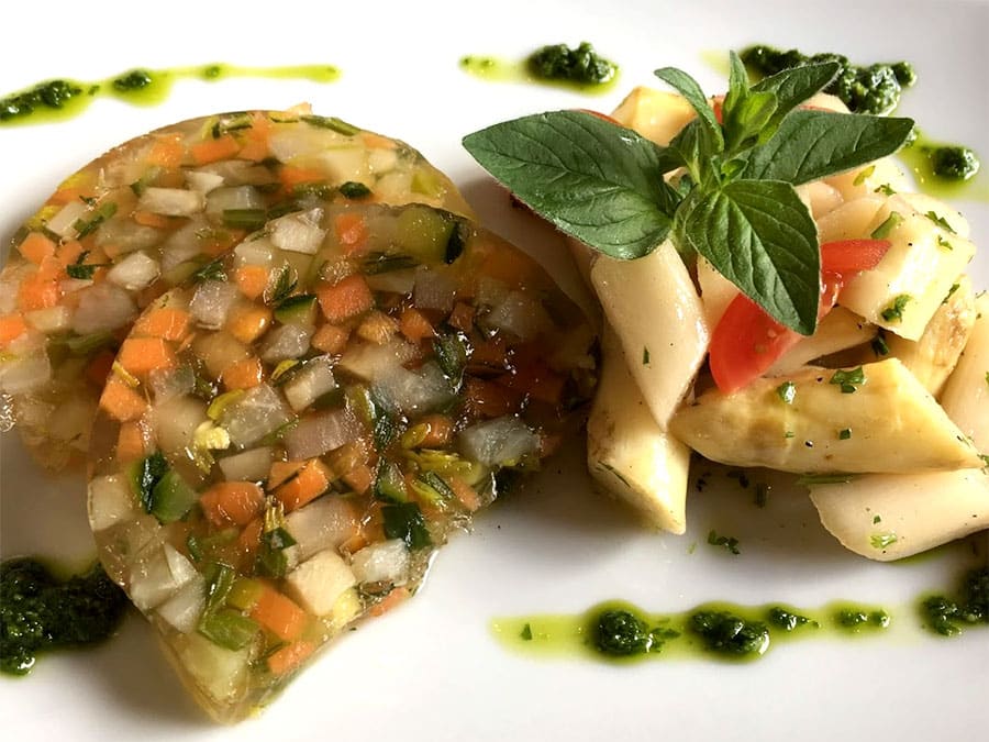 Gemüsesülze an Salat von gebratenem Spargel mit Bärlauch Pesto