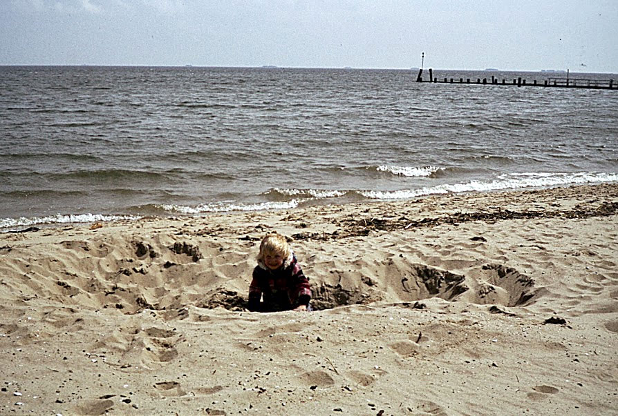 Wie das Salz ins Meer kam - Am Nordsee-Strand bei St. Peter Ording im Jahr 1983. - Foto: Werner Straub
