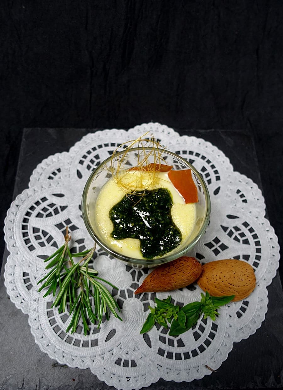 Rosmarin Crème Brûlée mit süßem Pesto