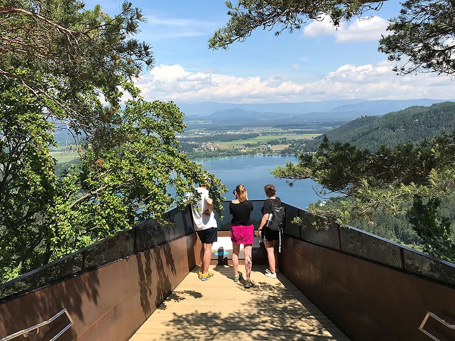 Aussichtsplattform am Kitzelberg mit perfekten Ausblick auf Klopeiner See und Jauntal - Acht sehr gute Gründe für eine Reise nach (Süd-) Kärnten