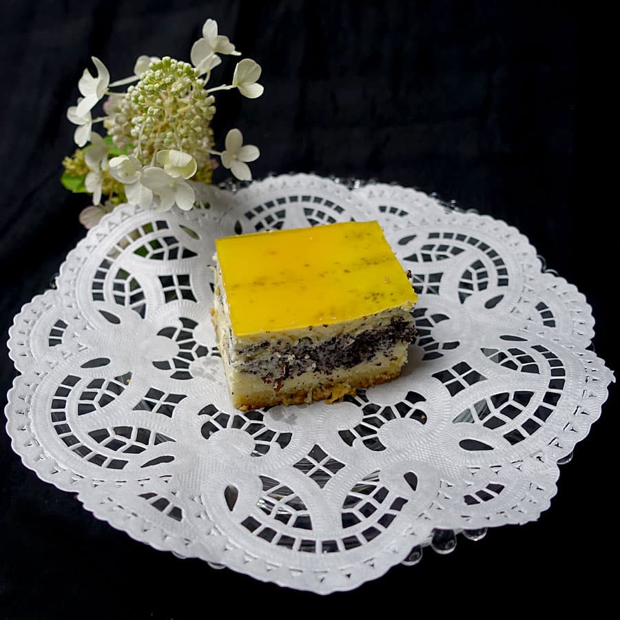 Käse-Mohn-Kuchen mit Passionsfrucht- und Mango-Spiegel