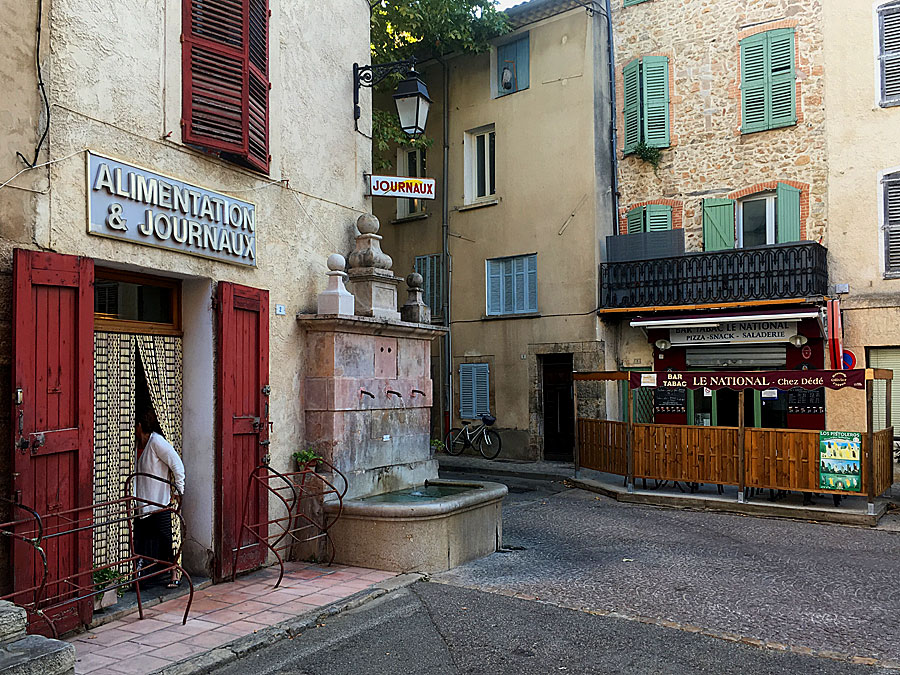Die Bar in Monfort-sur-Argens. Hier kaufte ich mein Baguette morgens sehr gern.