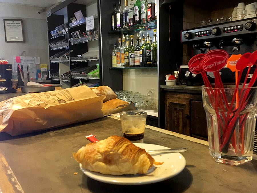 Mitten in der Provence: die Bar in Monfort-sur-Argens. Hier kaufte ich mein Baguette morgens sehr gern.