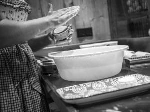 Tonis Frau Jacky Hasenauer verarbeitet von Hand die Milch zu Bergkäse und Butter