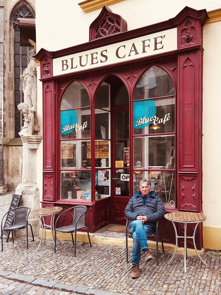 Auf ältere Herren, die zum Blues neigen, übt das Blues Café in der Stadt eine magische Anziehungskraft aus