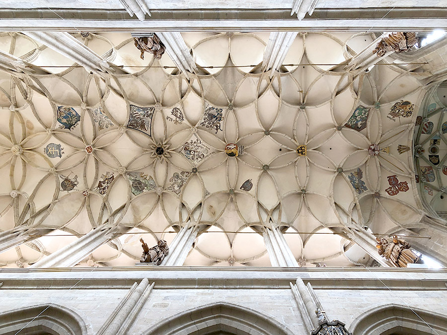 Das Bogenrippengewölbe des Hauptraums der Kirche