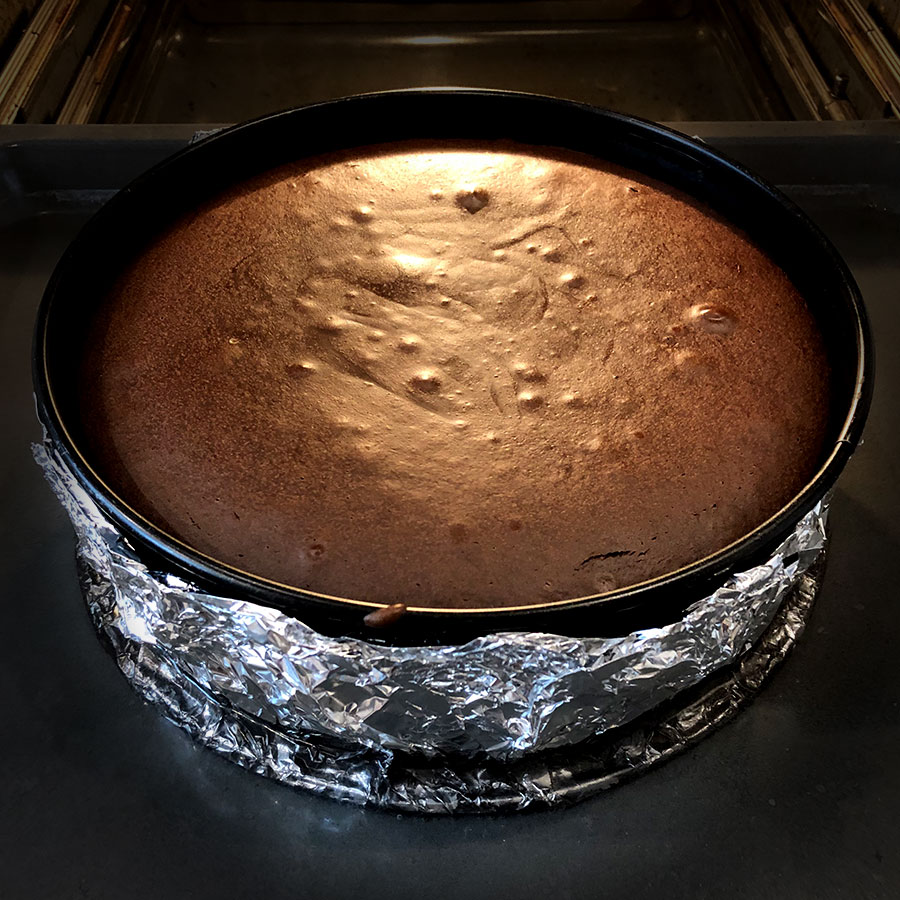 Der fertig gebackene Schokoladen-Cheesecake