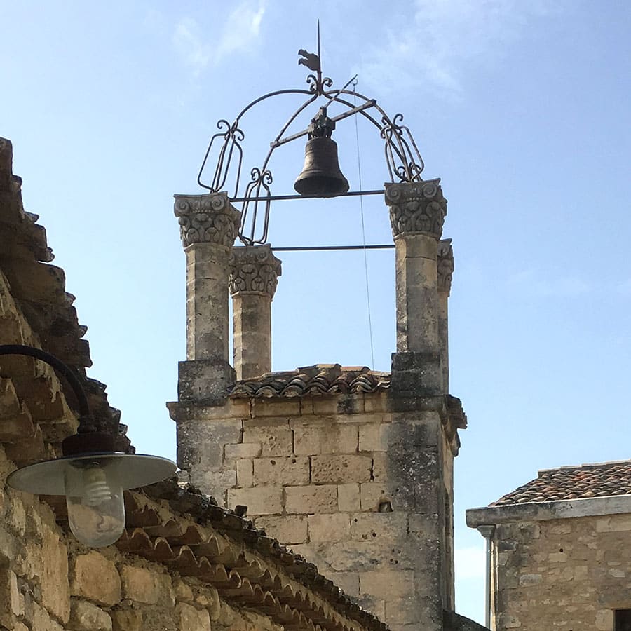 Ein Barbarotte genannter Glockenkäfig auf einem Turm in Lacoste