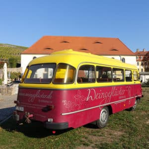 Diesen alten Bus steuert manchmal Katharina Lai. Sächsische Weinkönigin 2013-2014