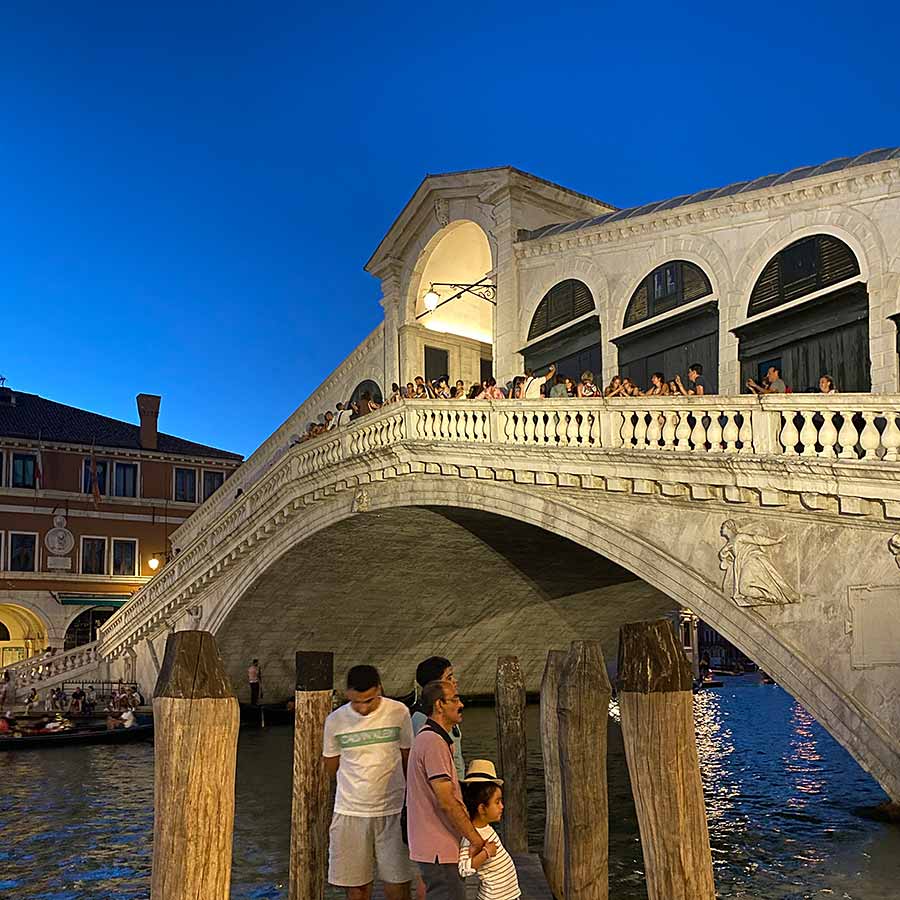 Die Rialtobrücke am Abend. Ausflug nach Venedig