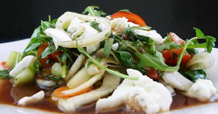 Knackiger Salat aus Gemüse und Rucola nach Tim Raue