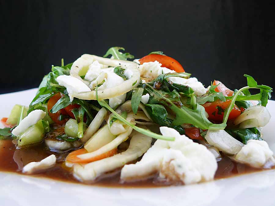 Knackiger Salat aus verschiedenen Gemüsen und Rucola nach Tim Raue