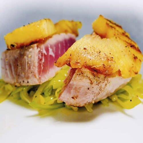 Gebratener Thunfisch auf Lauchgemüse mit Piment-Ananas