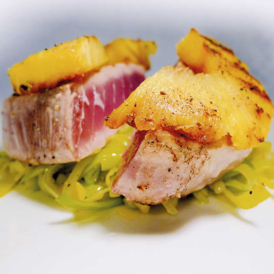 Thunfisch auf Lauchgemüse mit Piment-Ananas