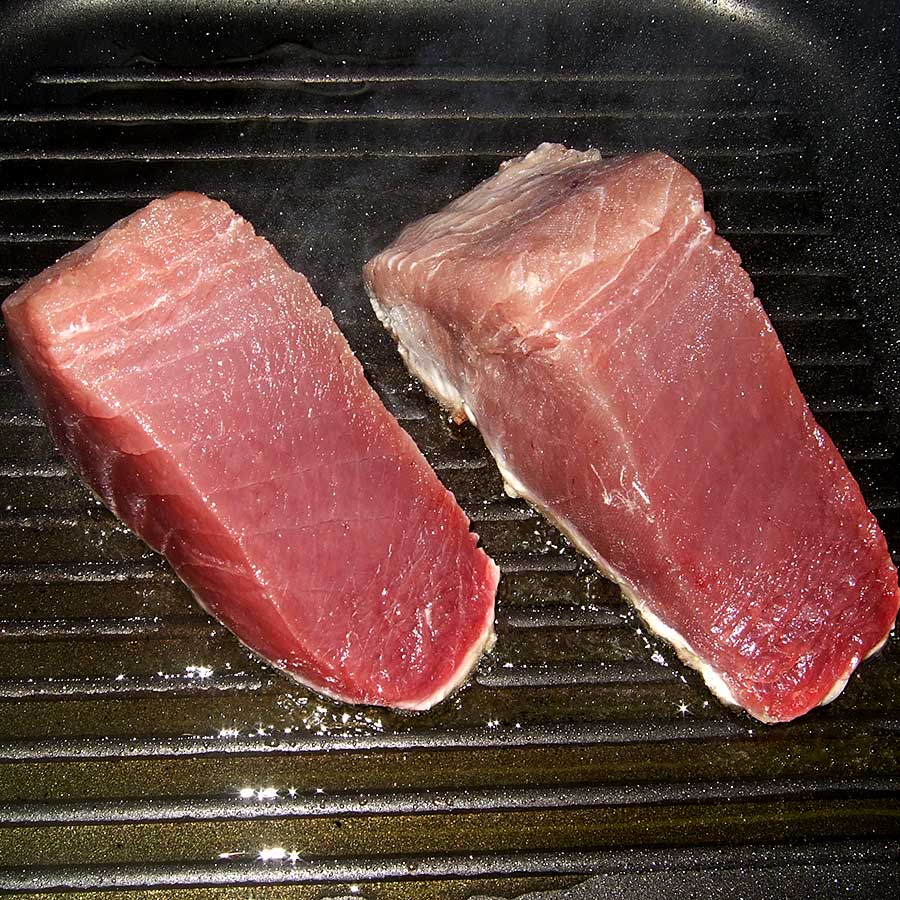 Den Thunfisch kurz in einer Grillpfanne Braten oder auf den Grill legen. Dazu das Lauchgemüse mit Piment-Ananas