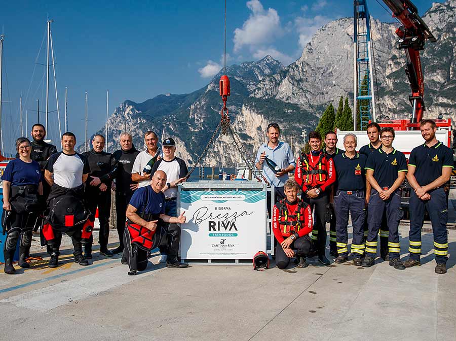 Eine Tauchergruppe aus Riva und die freiwillige Feuerwehr half bei der Aktion - Foto: Agraria Riva del Garda