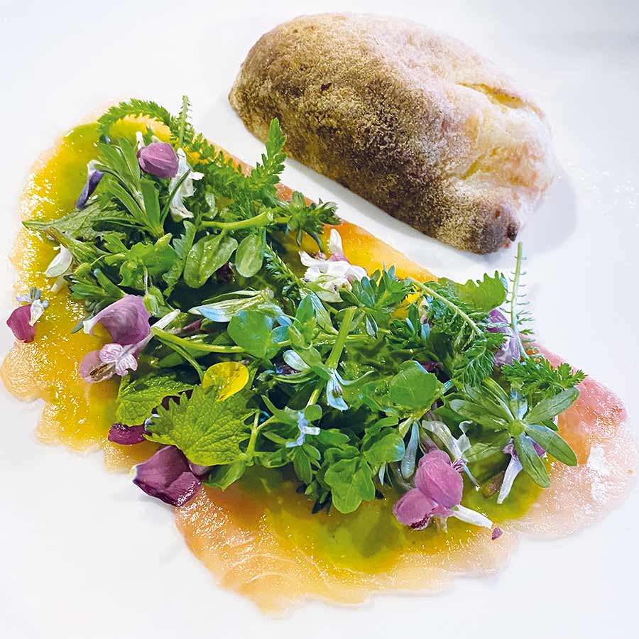 Lachsforellen - Carpaccio mit Kräutermarinade, frischen Kräutern und Kartoffel-Weizenbrot