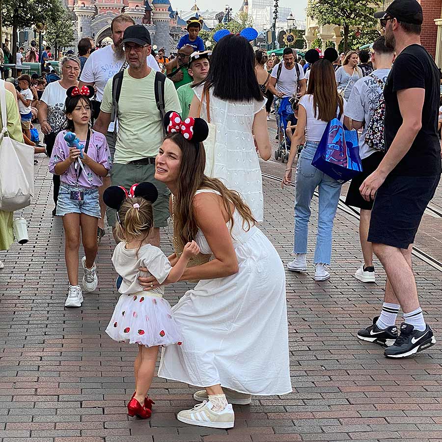 Mutter mit Kind im Disneyland Paris